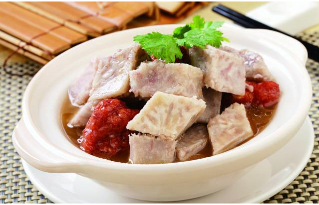 食材:小排骨300克,芋头400克,蒜2瓣,酒1大匙,酱油1/2大匙,酱油1/2大