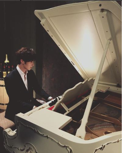 朱一龙 弹钢琴图片
