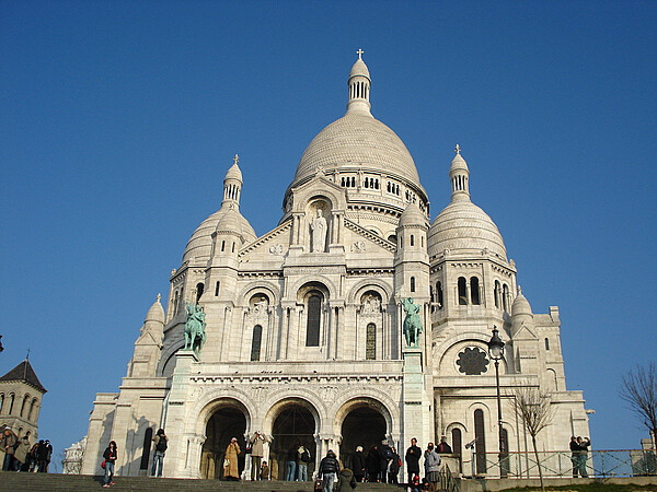 该教堂是巴黎建成最晚的大教堂,其风格奇 特,既像罗马式,又像拜占庭式