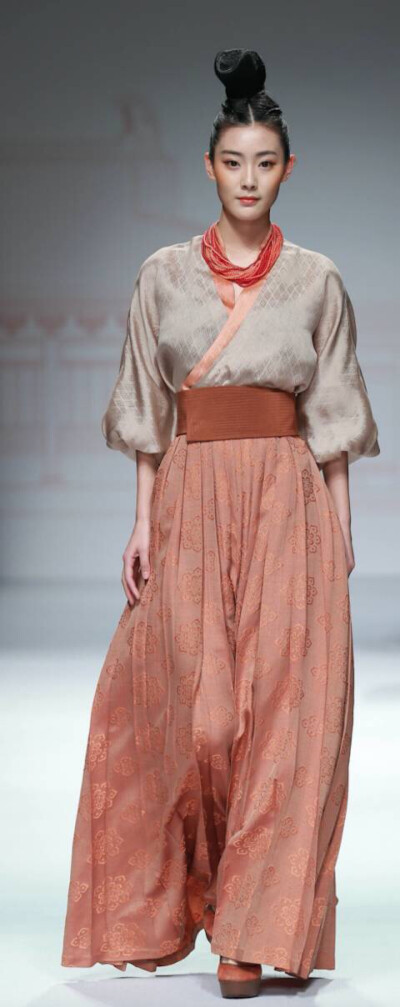 犹记得有人说,为何我们不能像日本韩国一样,将传统服饰的穿搭传统流传