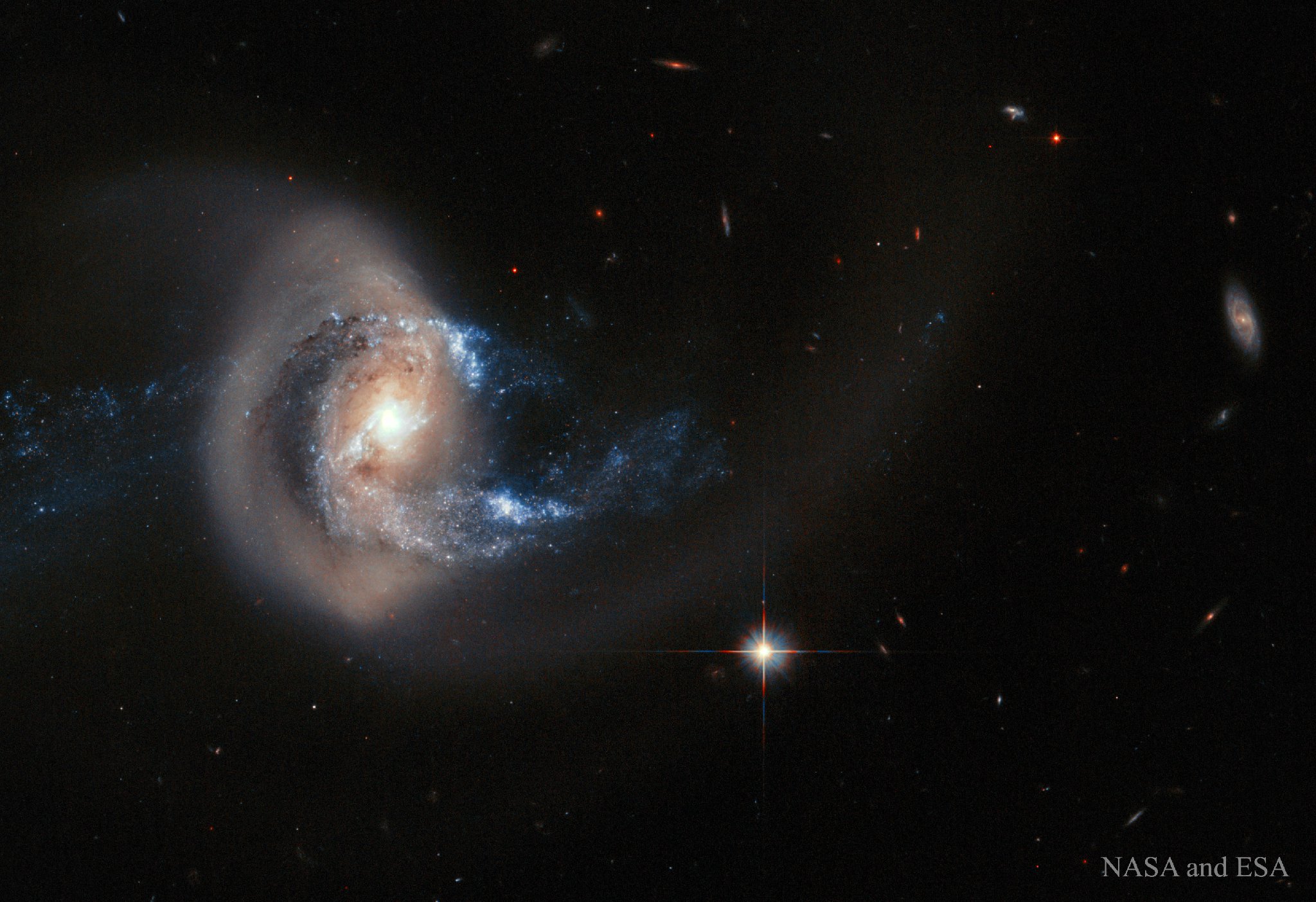 正在碰撞的星系ngc 7714(较大)和星系ngc 7715(较小),ngc 7714位于