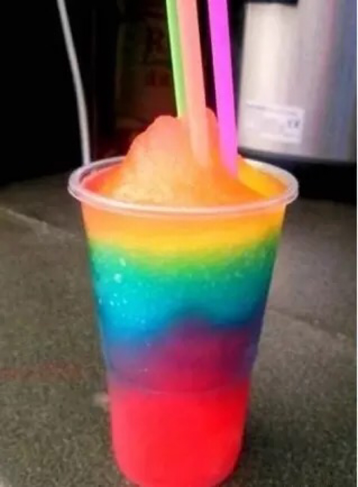 【彩虹冰沙】底层奶油色:8个冰块,1个冻香蕉,1杯酸奶,1杯半橘子汁;黄