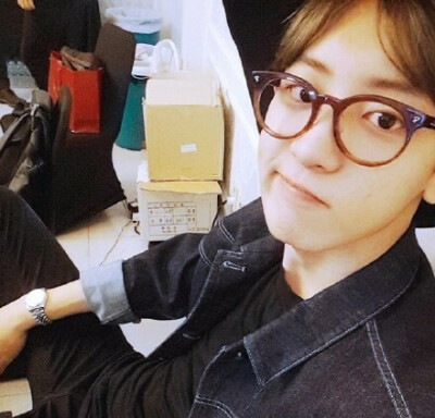 超级无敌巨无霸帅的眼镜灿烈.