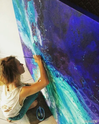 26岁的瑞典女画家emmalindstrm 用丙烯结合喷漆创作出色彩缤纷的浩瀚