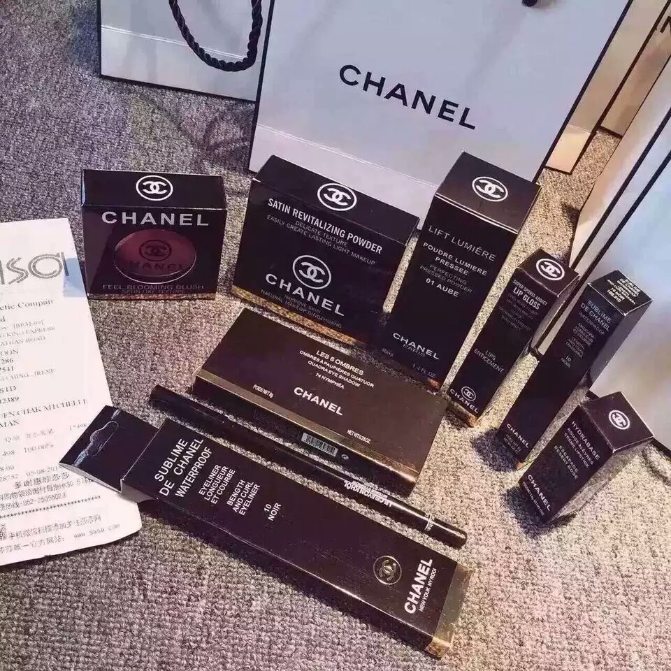 香奈儿九件套件套彩妆组合1:粉底液30ml 2:粉饼15g 3:眼影4色 4:睫毛