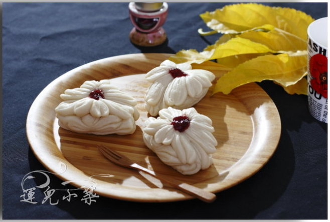 经典面食—莲花卷 材料:中粉200克 温水100克 糖少许 油少许 酵母3