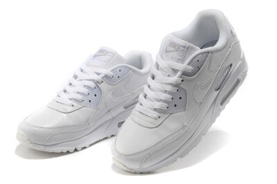 耐克白色运动鞋