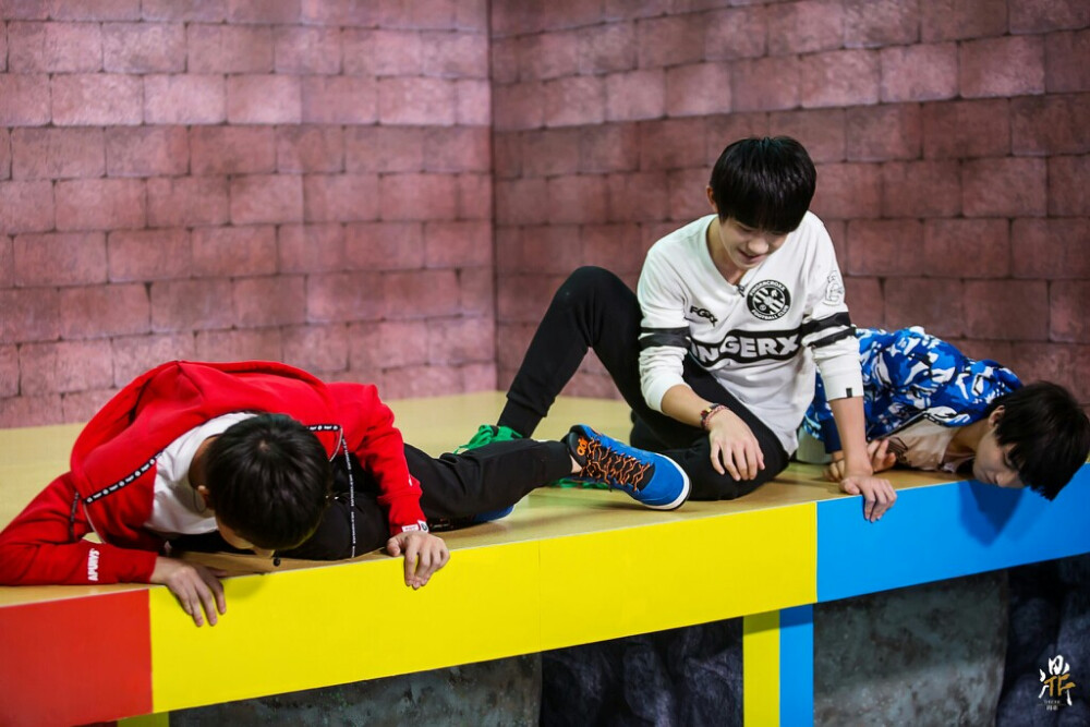 151025 疯狂的麦咭录制【鱼儿绕着你的指尖,曳开一朵花的回旋;蜻蜓的