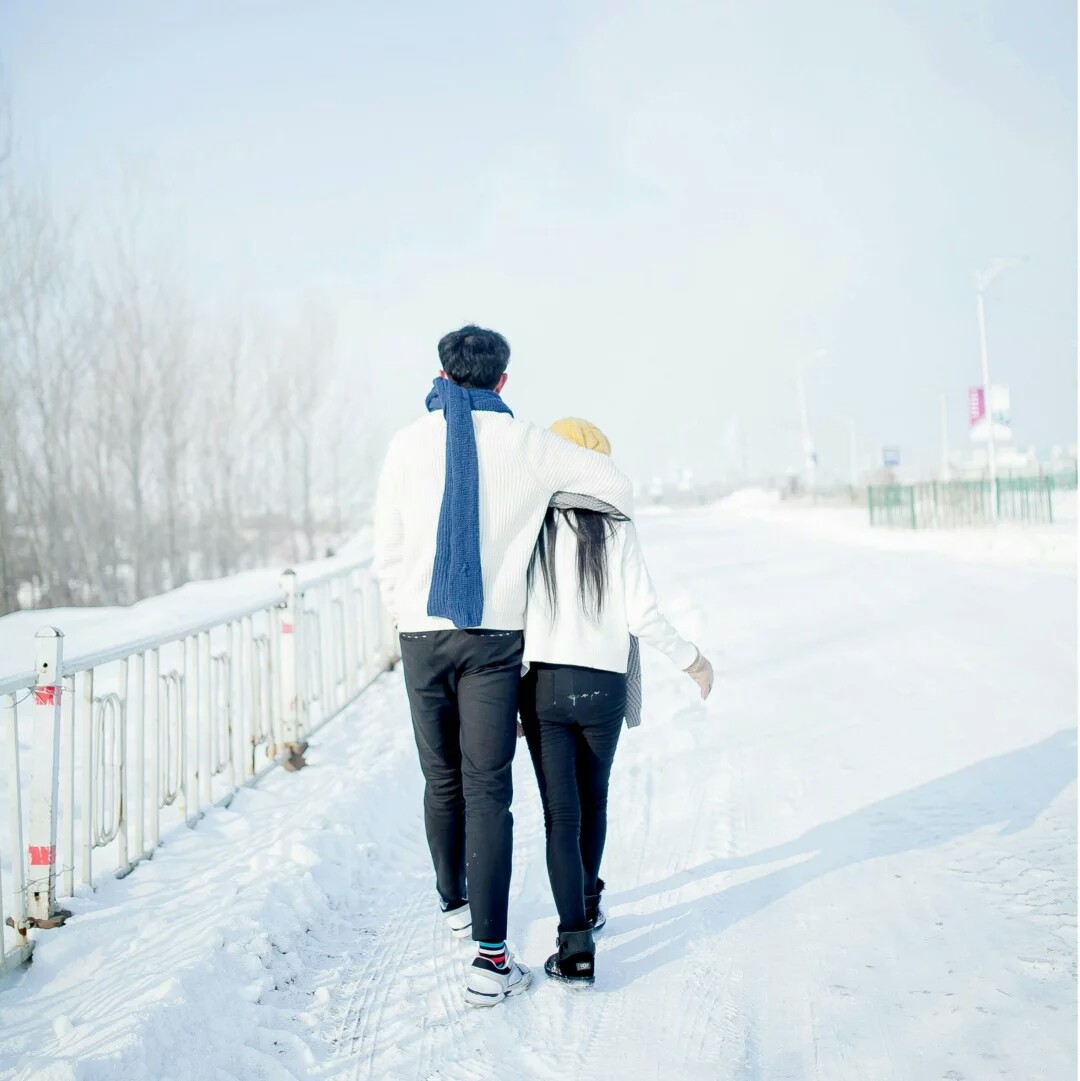 雪中情侣背影图片