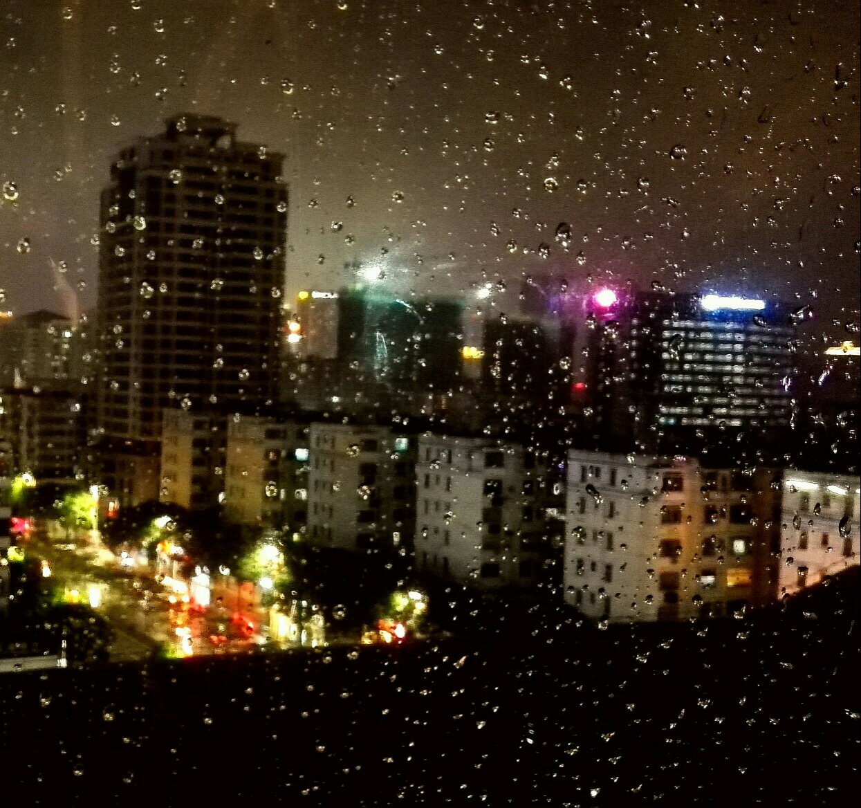 窗外伤感 雨夜图片
