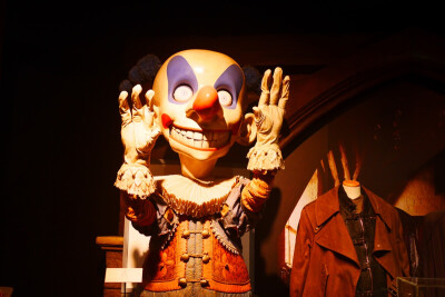 守护神咒(也就是哈利在第三部一下子击退几百个摄魂怪的那个咒语)所