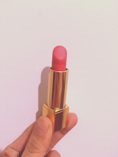 香奈儿丝绒口红43号色#43号色比较适合像我这种偏黄皮肤的妹子,品肤