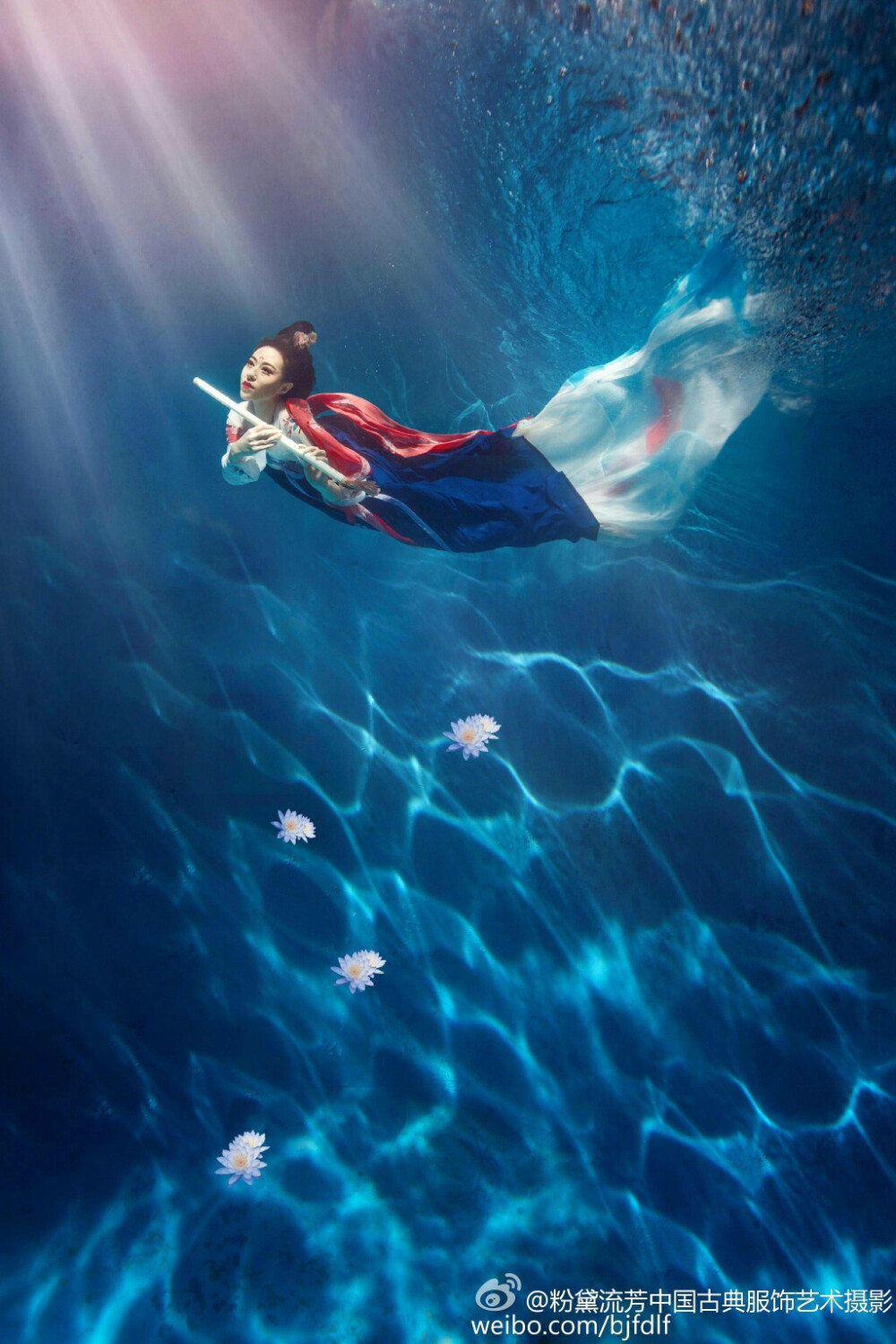 出镜@佟方妤 #汉服摄影# #水下摄影
