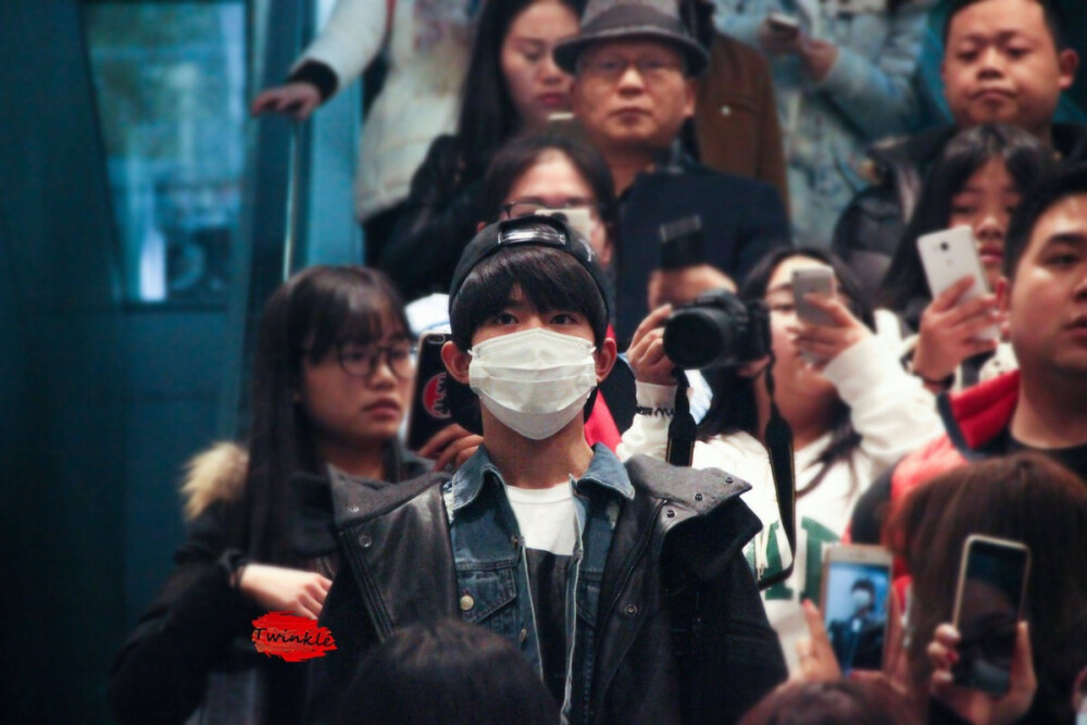 tfboys易烊千玺 160214 长沙飞北京 高清 cr.logo 机场图
