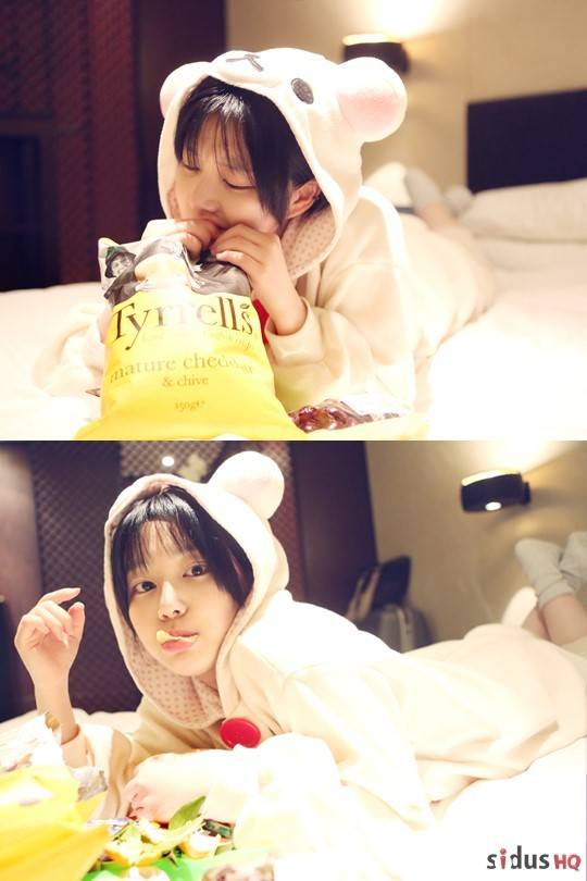 李侑菲 吃货 女神 萌萌哒