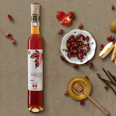 冰酒(icewine)已经是加拿大的专属名词,它是采用在葡萄树上自然冰冻的