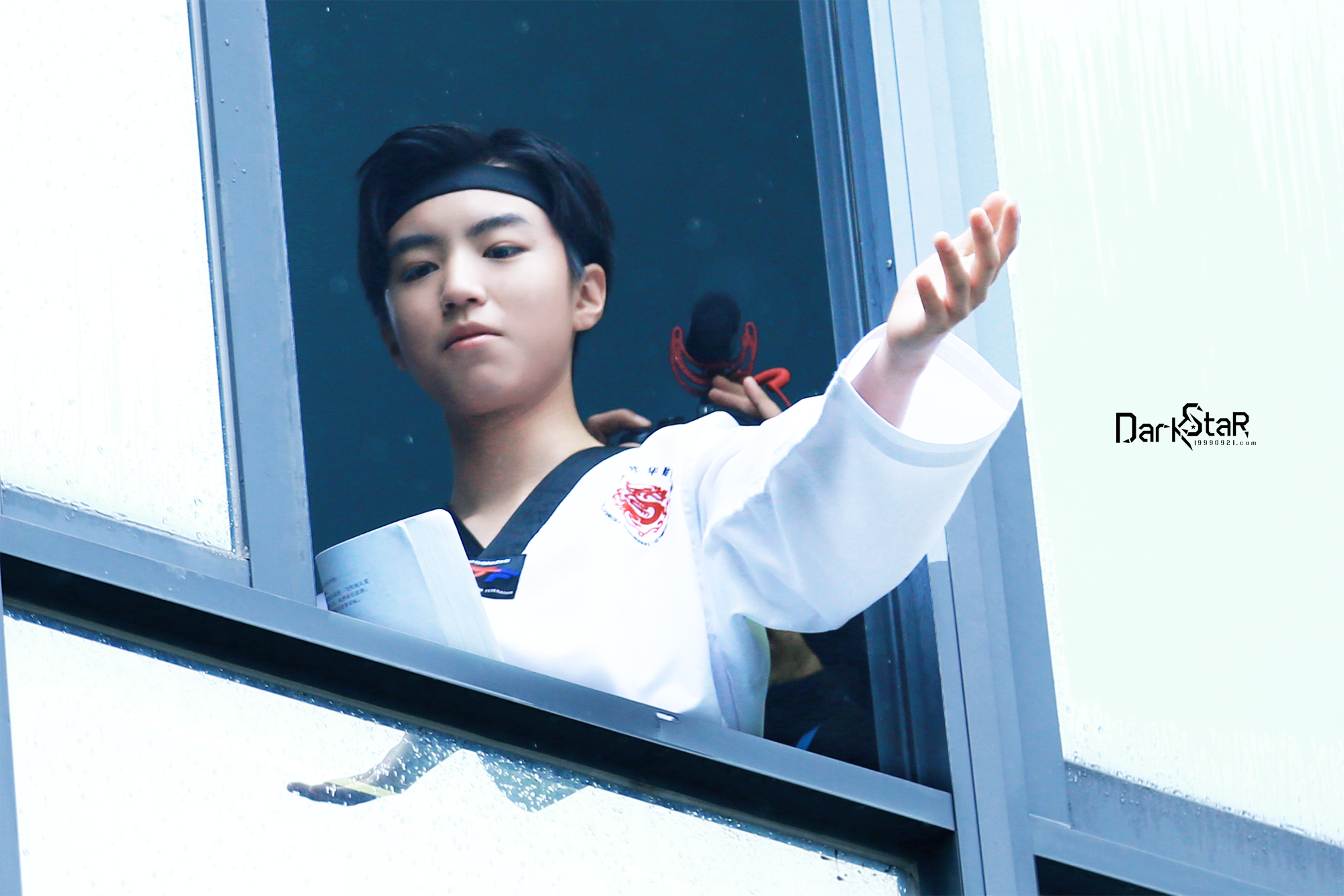 王俊凯#下着雨的春分时节,抬头看见世界上最漂亮的男孩【 160321超