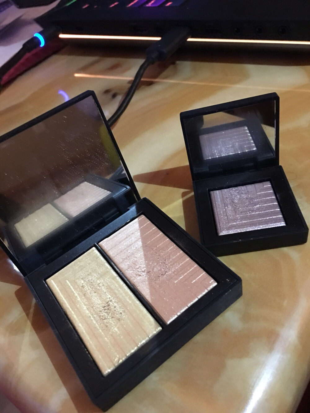 强烈推荐一款nars眼影,左边的香槟色也可以做高光!