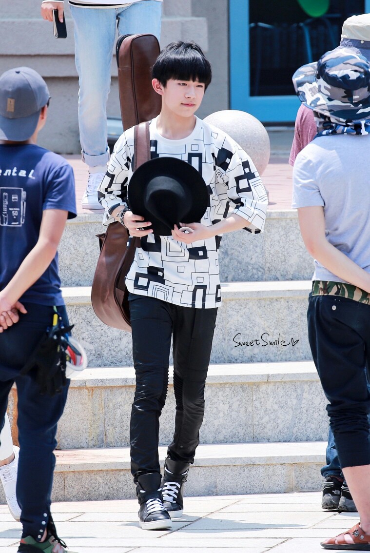 你是背着吉他的艺术家图crlogo