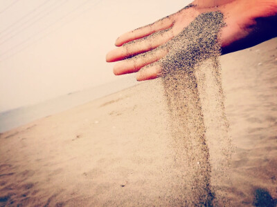 手握流沙唯美的图片图片