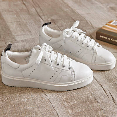 时至今日已经成为了一种风格,很多人对于白球鞋款式很有爱,裤装和裙装