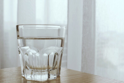 一杯白水背景图