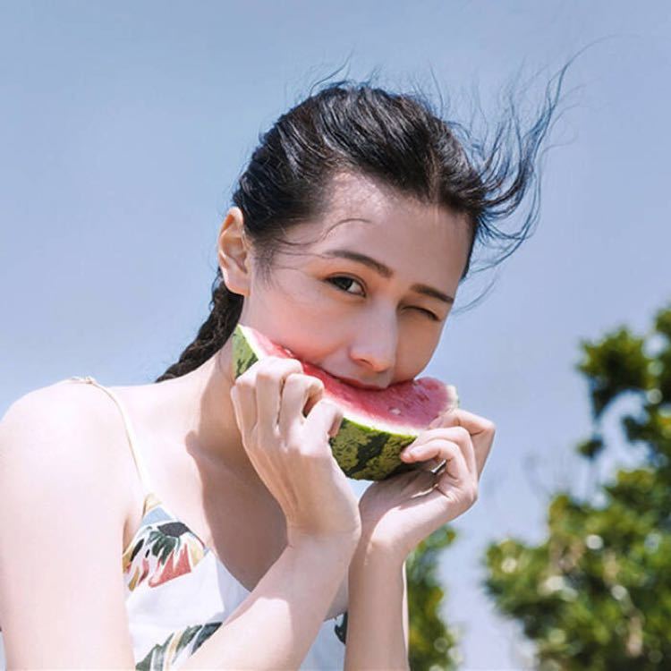 夏日吃西瓜的女孩
