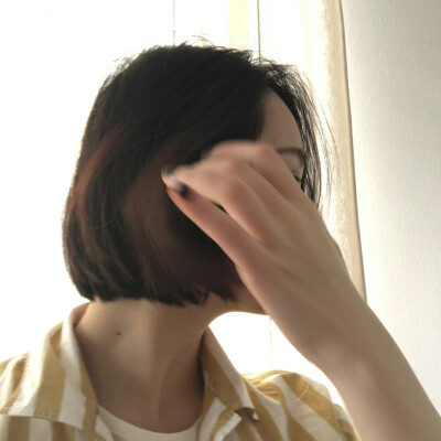 短发女孩照片遮脸图片