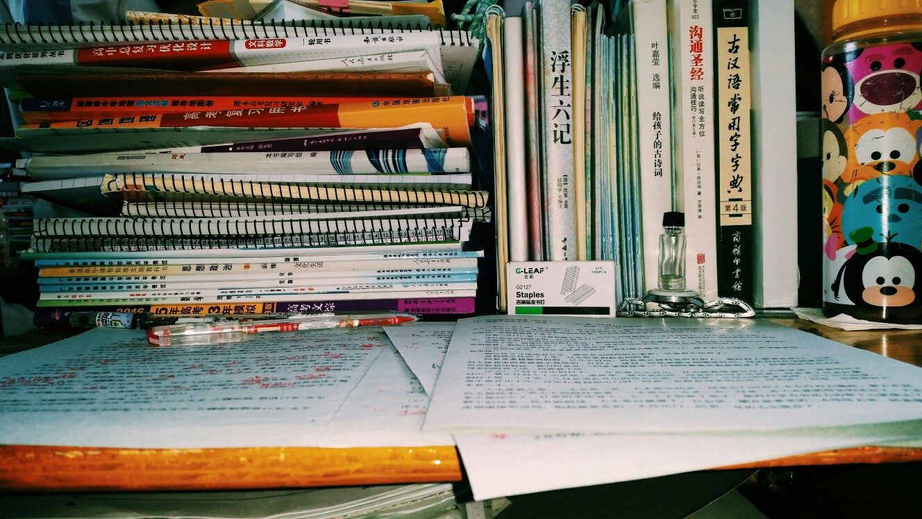 高中 课桌 生活 凌乱 每个人的课桌都是不一样的,所以拍下来了,稍加