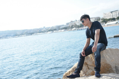 短发全身照背影