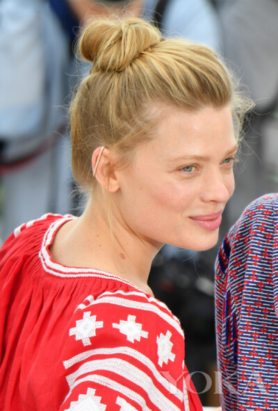 梅兰尼·蒂埃里在2016戛纳电影节红毯上佩戴玫瑰金耳骨夹
