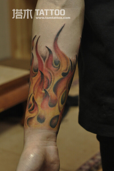 小臂火焰纹身图片