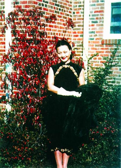 民国影星:"民国甜姐儿"黎莉莉,原名钱蓁蓁,1915年6月2日出生于北京