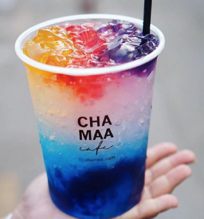 而chamaa cafe'的冻饮也踏入了彩虹圈,这杯缤纷色彩的饮料真的很迷人