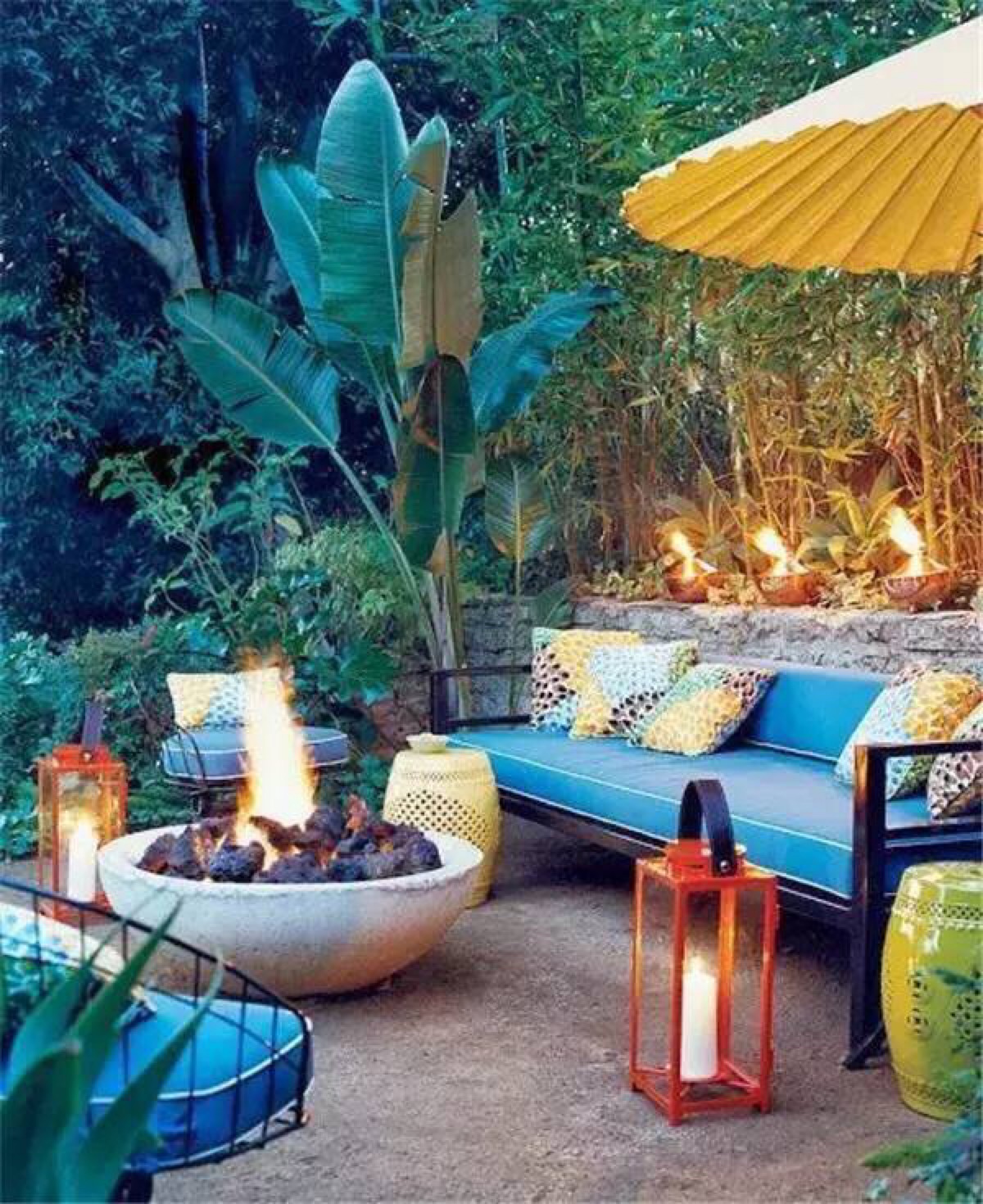 在惬意的夏日午后和傍晚,把桌椅摆到郁郁葱葱的庭院里