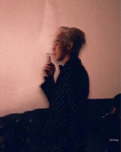 权志龙抽烟喝酒图片