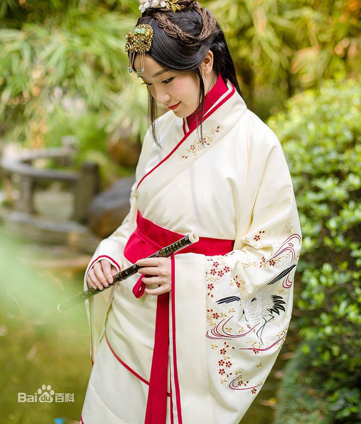 曲裾深衣是汉服深衣的一种秦汉时期常见服饰
