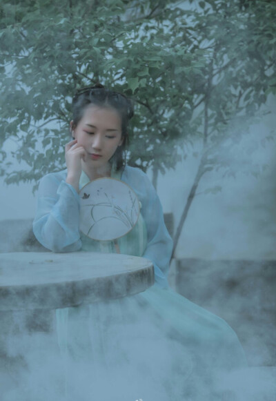 "逸浔不管身旁的阿司,上前去,姝蒲微微抬头,双眸含笑,他愣了愣"