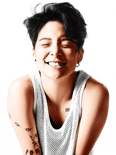 1992年9月18日出生于美国加尼福尼亚州洛杉矶市,美籍华人女歌手,主持