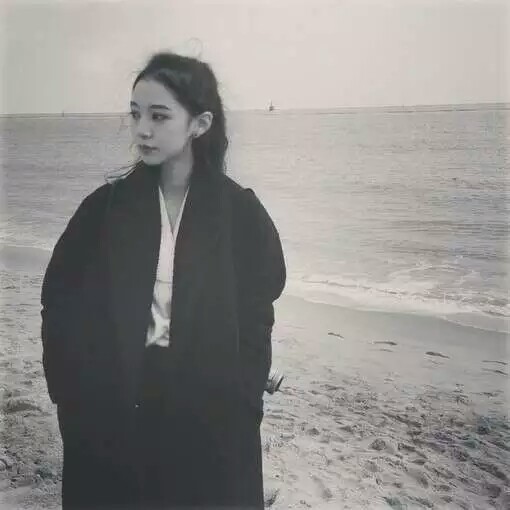 海边 伤感 失望 女头 黑白