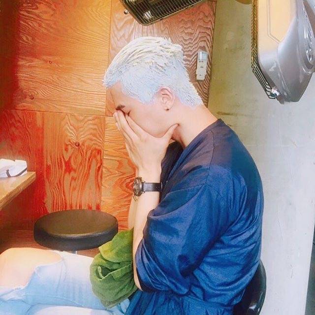 mino宋闵浩又染成白发了