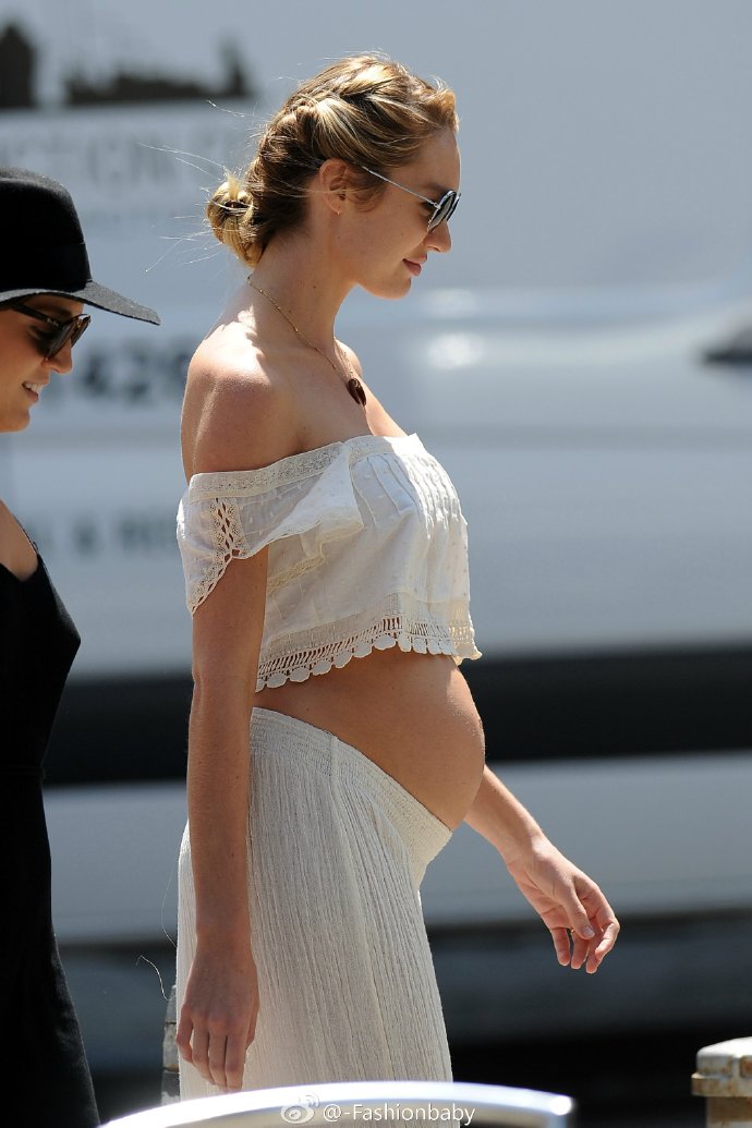 糖糖每次出街依旧打扮有型,身穿jens pirate booty套装,加上墨镜