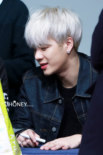 got7 王嘉尔 jackson 鸟宝宝们,帮我把点亮,再给我一个关注吧,一起爱