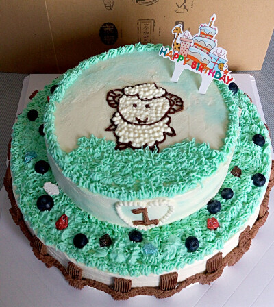 羊宝宝的一周岁双层生日蛋糕!