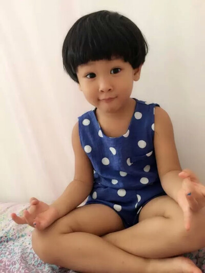 小女孩蘑菇头发型图片