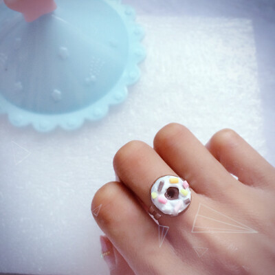 忽略我的黑手……萌萌哒巧克力奶油甜甜圈戒指,同款纯银耳钉也有.