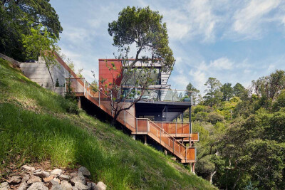 【加州的斜坡住宅】这座坐落在加州的房子建立在山坡上,设计师的建造