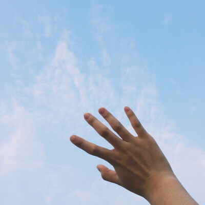 伸手触摸天空唯美图片图片