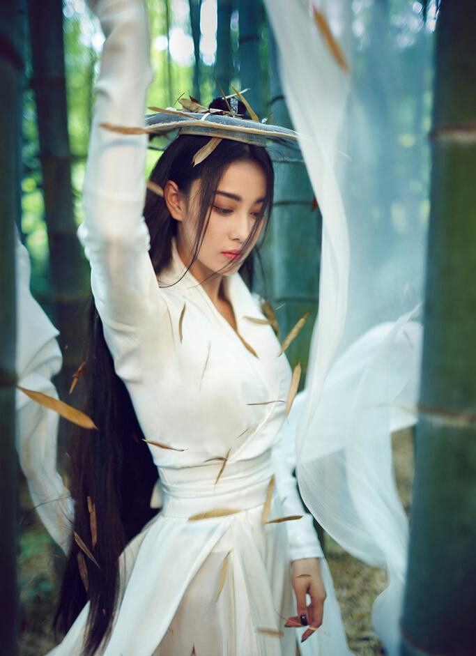 一袭白衣笑傲江湖】近日,张馨予武侠写真曝光,化身高颜值古装美女