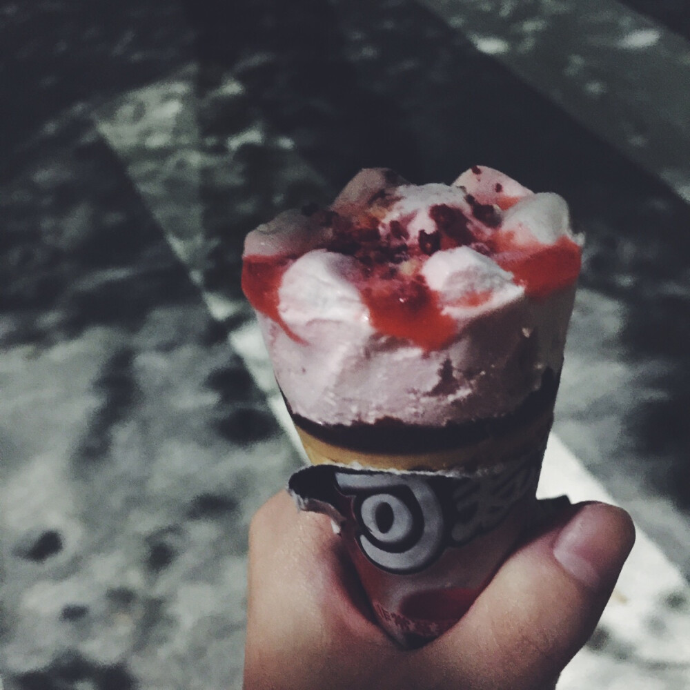 吃冰淇淋图片真实照片图片